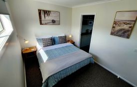 Unit 1, 1-Bedroom - queen-size bed