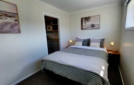 Unit 2, 1-Bedroom - queen-size bed