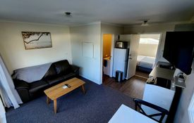 Unit 3, 1-Bedroom - lounge